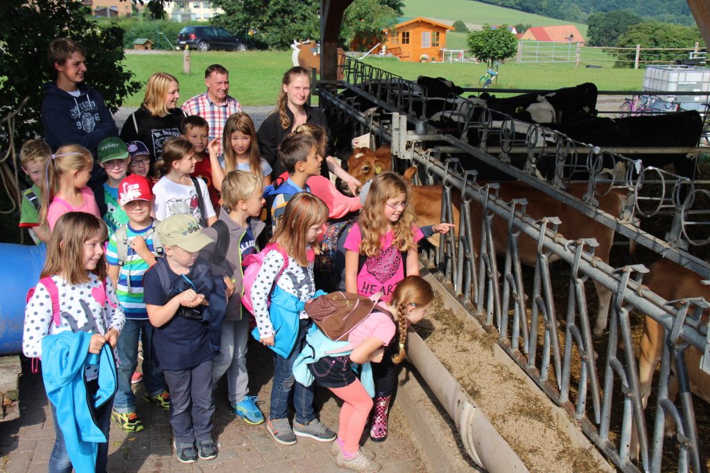 Besuch der Ferienspiel-Kinder auf dem Bauernhof der Familie Meier