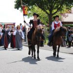 Simone Schäfer und Andrea Eckart führen zu Pferd die Tanzgruppe "Gaudium Saltandi" im Festzug beim Schützenfest 2017 an.