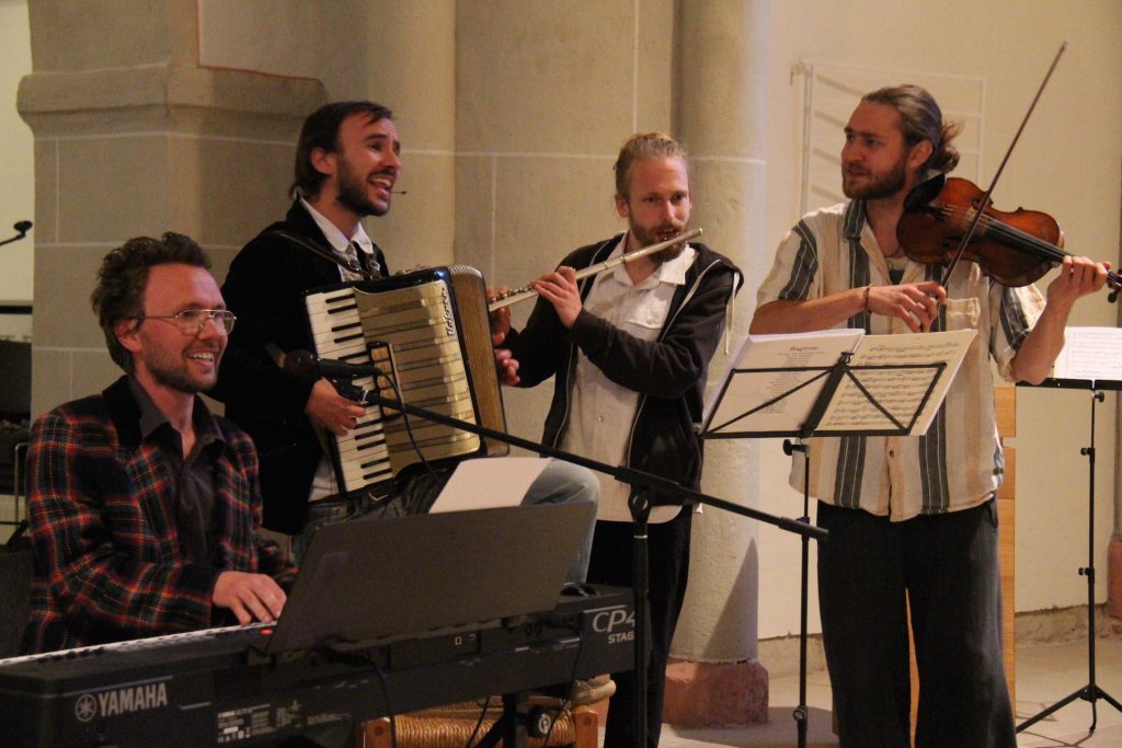 Beim Konzert in der Kirche 2018: das "Haus am Walde-Kollektiv"