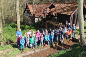 Alle zwei Jahre helfen Grundschulkinder an der Wasserkunst bei den Arbeiten vor der Saisoneröffnung.